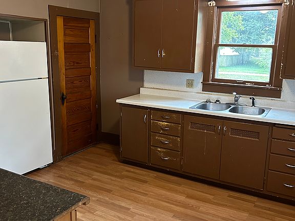 4th image of 403 E Ash St