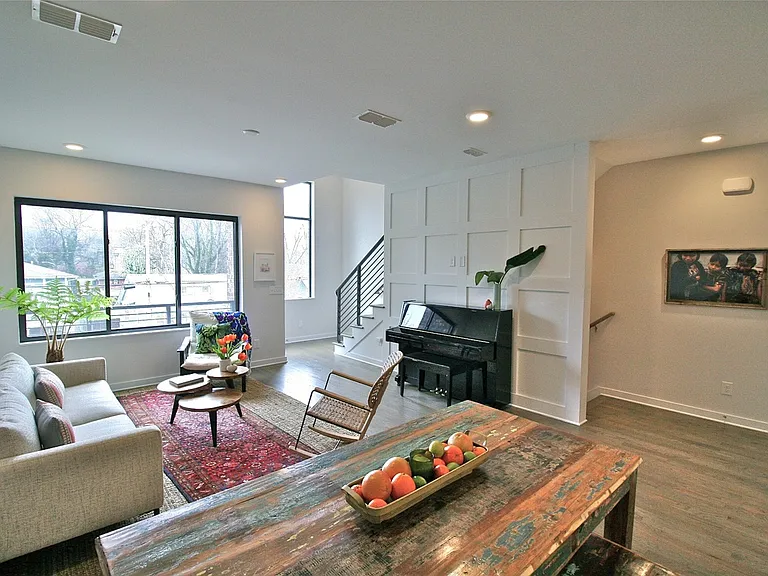 1029 Chester Ave — Photo 10