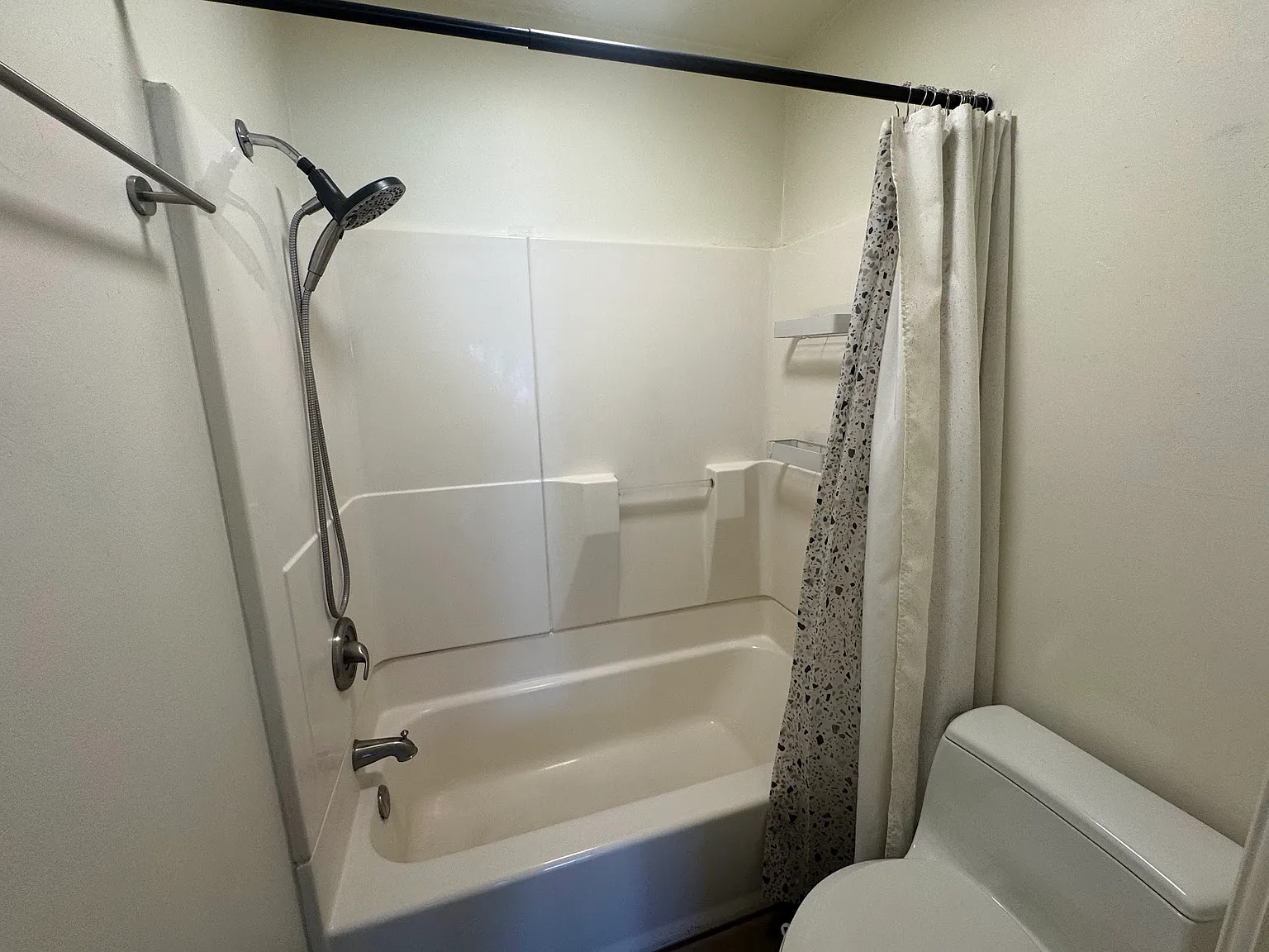 Gorgeous One Bedroom, One Bathroom by the Capital!! — Photo 3