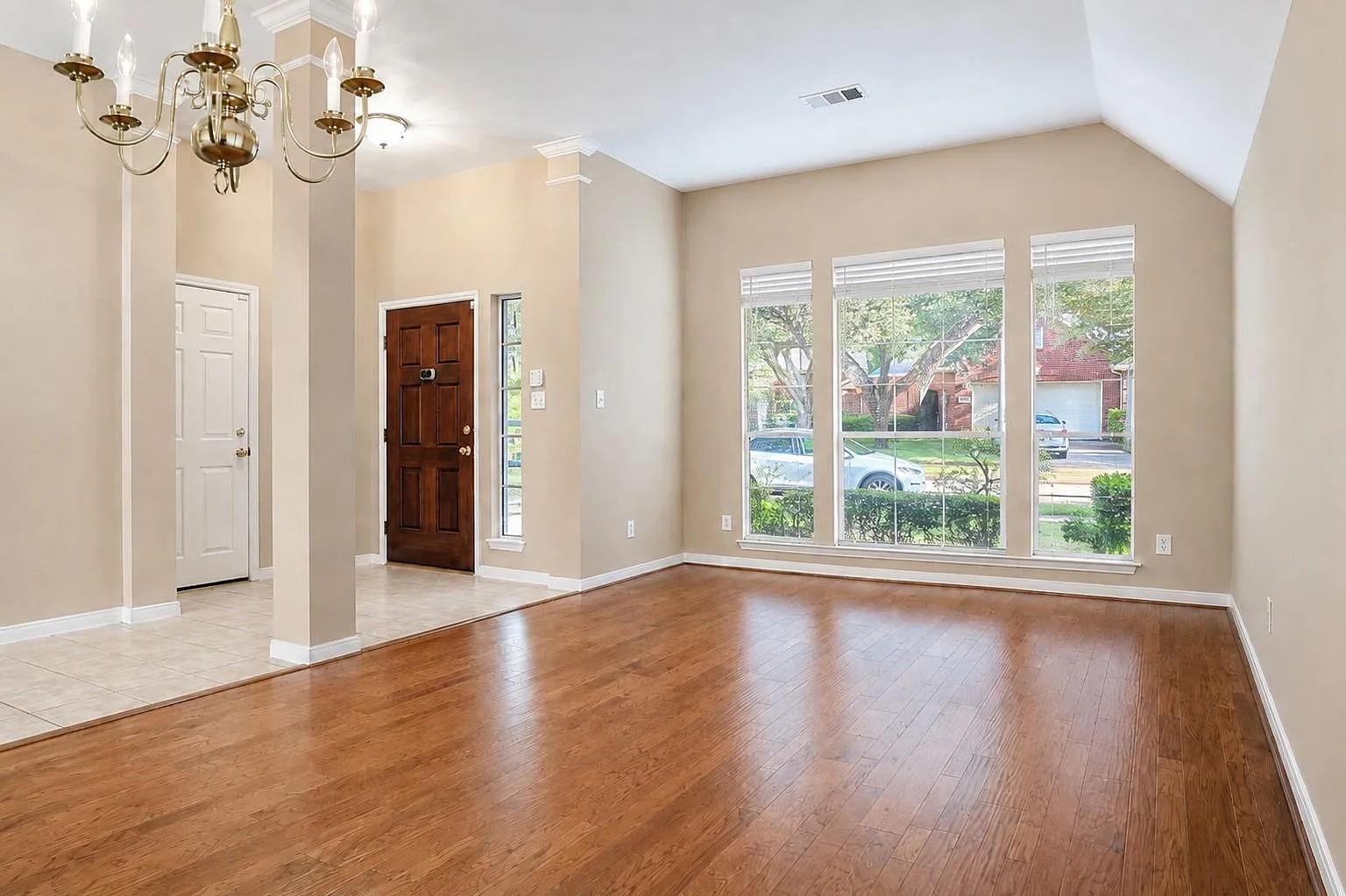4 bed, 2.0 bath, 2215 sqft, $2,500 — Photo 3