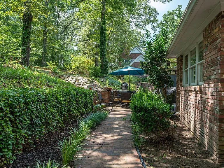 112 Leigh Cir — Photo 37