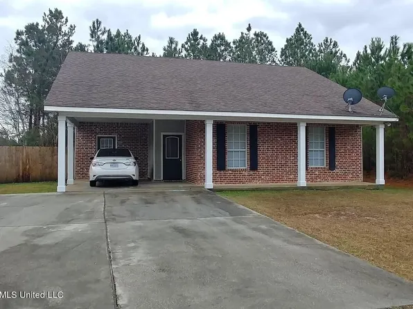 221 Hibiscus St, Waveland, MS 39576