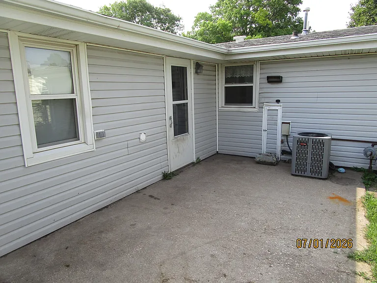 2108 W 10th St — Photo 5