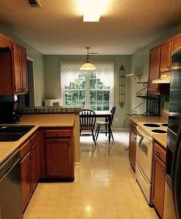 5th image of 80 Woodstream Dr