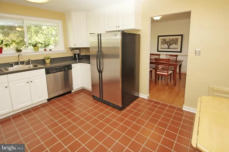 2107 Westview Ter — Photo 2
