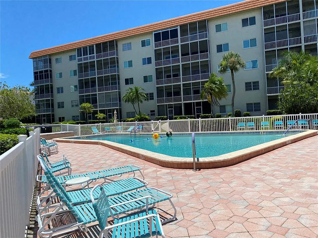 2 bed, 2.0 bath, 1221 sqft, $2,000 — Photo 2