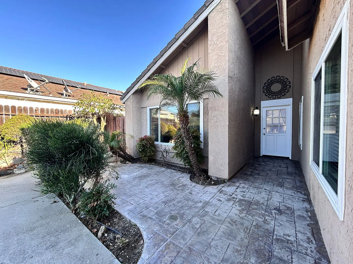 Charming 2-story home with excellent curb appeal in the heart of Lake Forest! — Photo 3