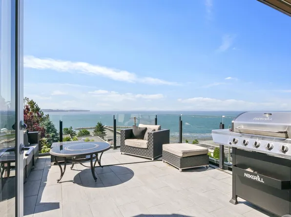 15095 Royal Ave, White Rock, BC V4B 1M1