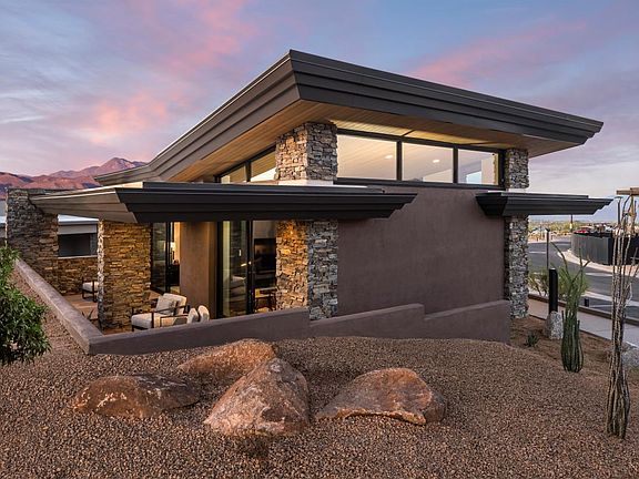 Lock-and-leave cottage with striking desert contemporary architecture