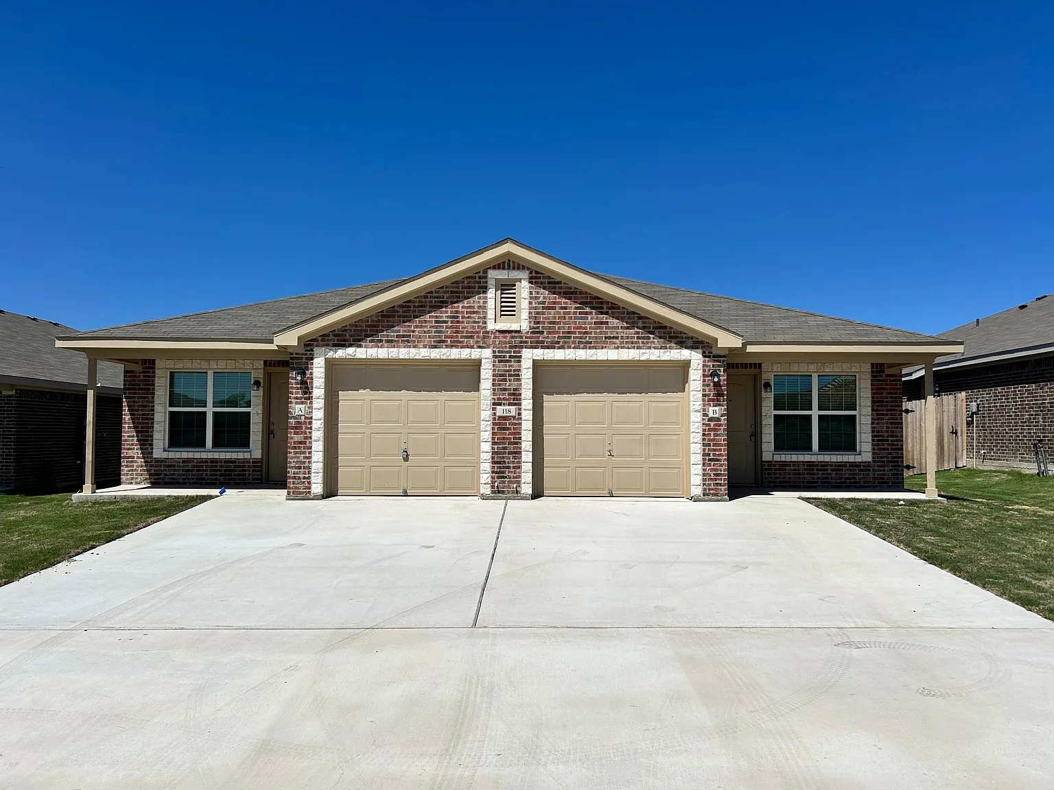 3 bed, 1300 sqft, $1,350 — Photo 1