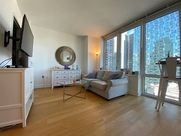 1st image of 4322 Queens St APT 1104