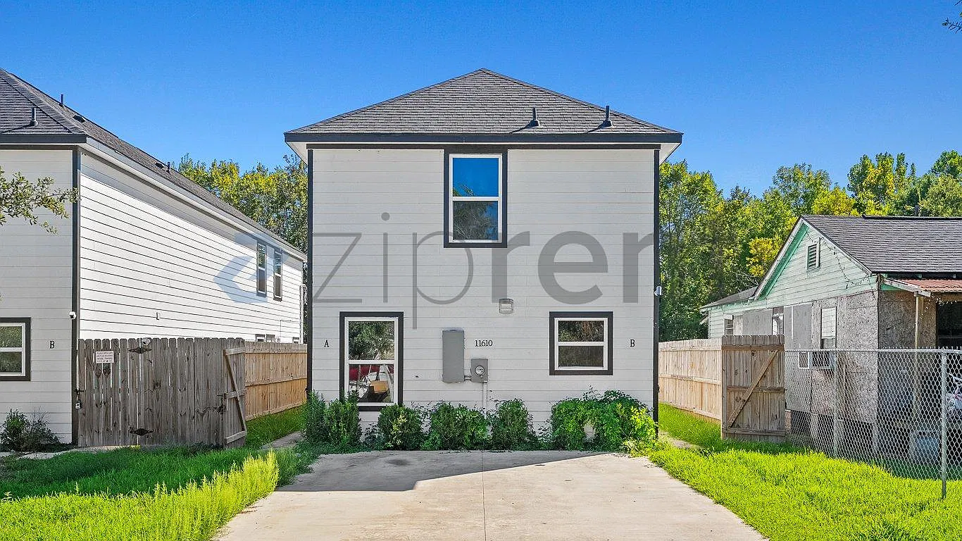 11610 Danford Ln — Photo 2
