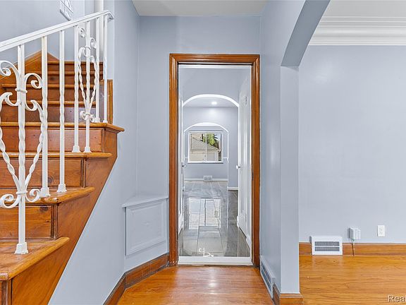 4th image of 18236 Littlefield St
