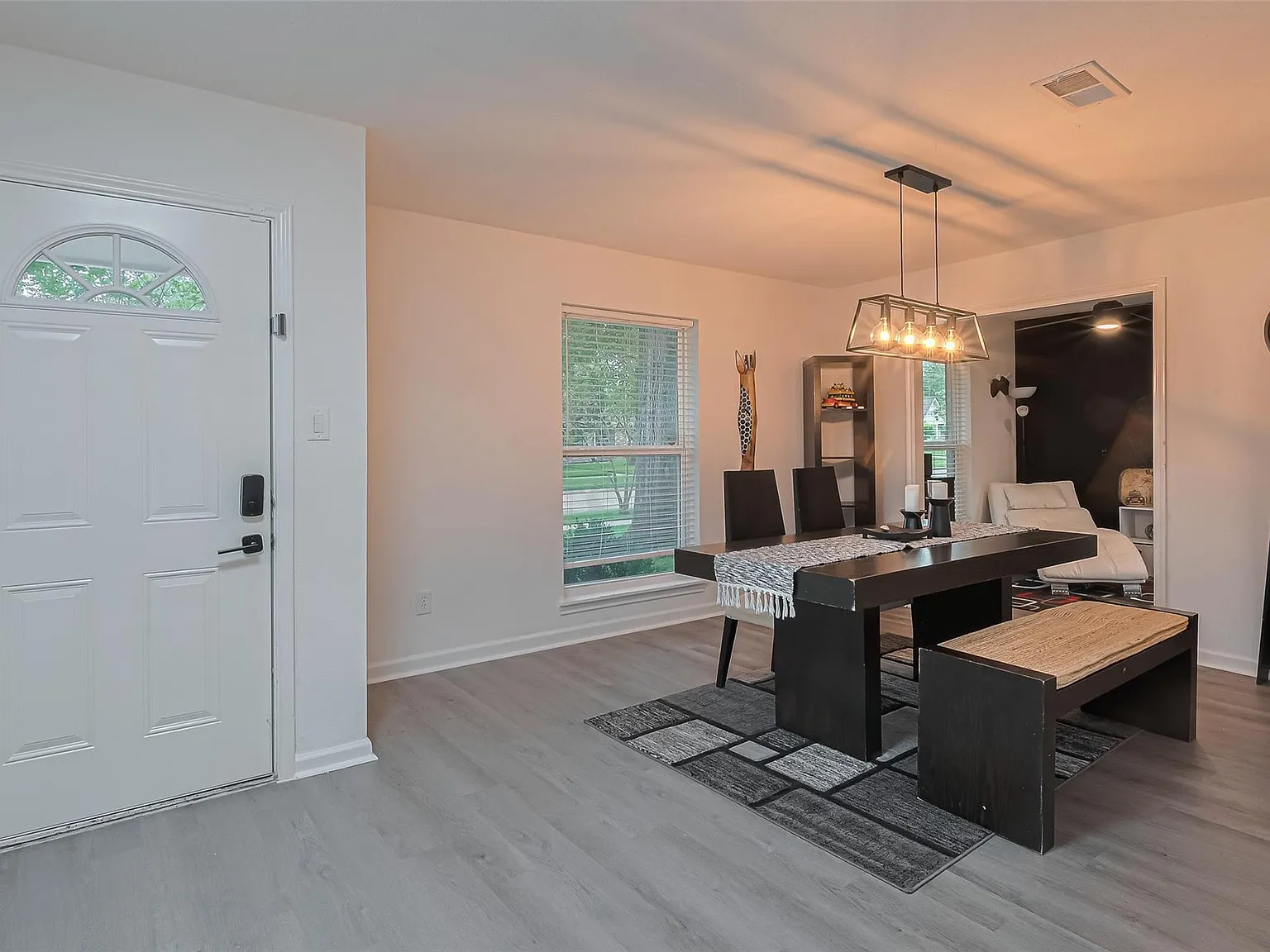 4 bed, 2.0 bath, 1954 sqft, $2,350 — Photo 4
