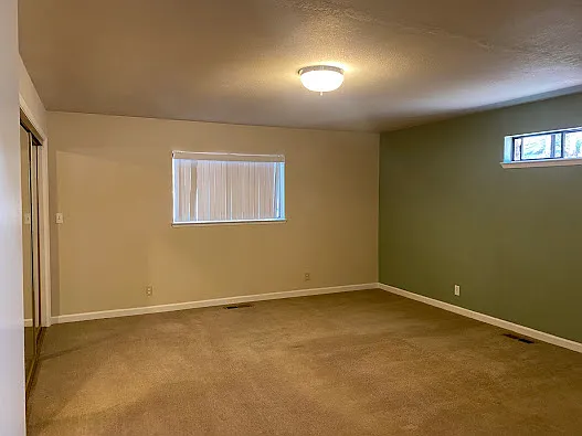 324 E Queen Way — Photo 4
