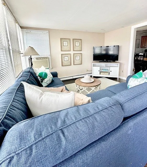 3 bed, 1.0 bath, 1434 sqft, $2,700 — Photo 3