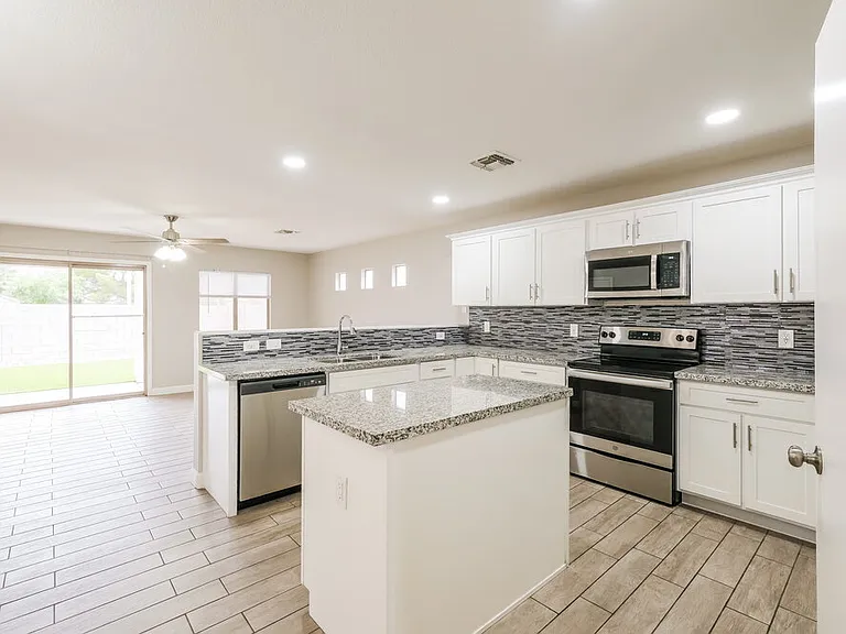 2409 S 83rd Dr — Photo 6