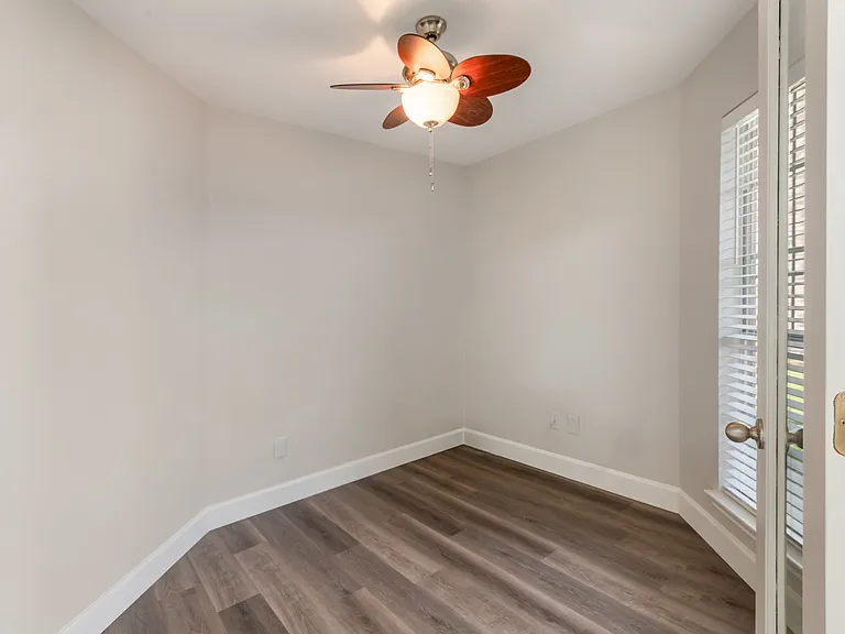 2212 Lakeshore Dr — Photo 7