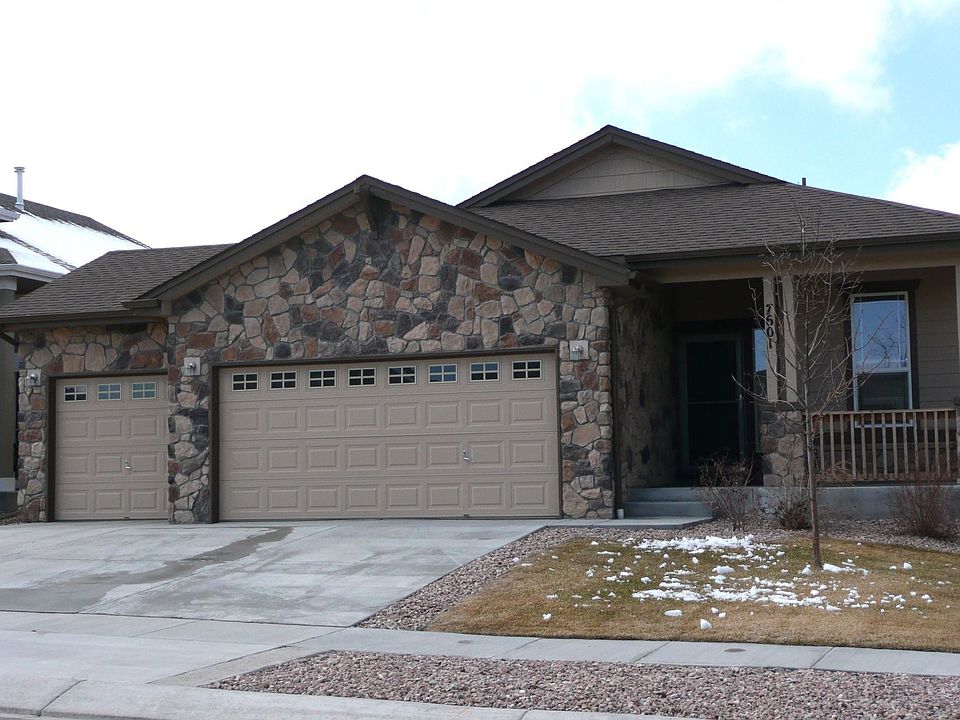 Ranch home w/3 car garage