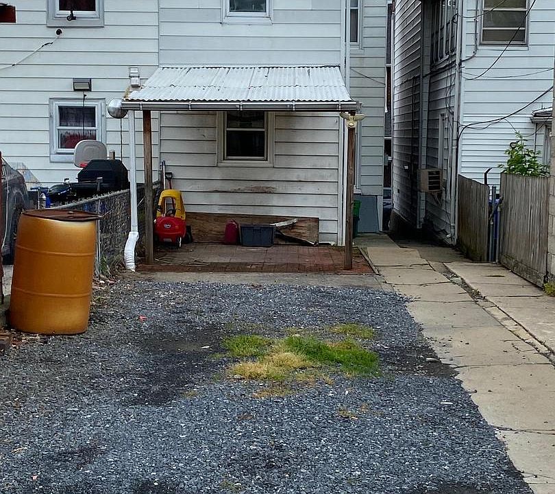 2nd image of 1609 Moss St