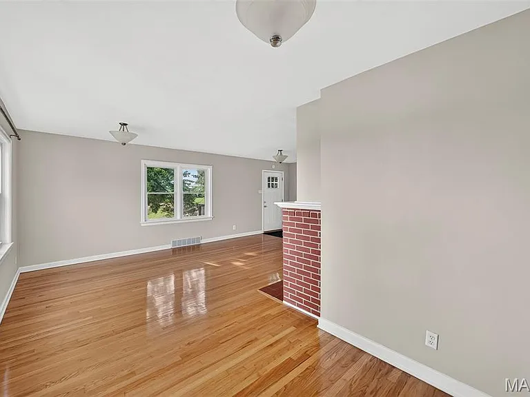 105 N Elm St — Photo 9