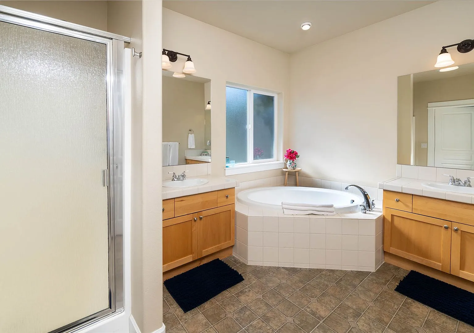 Incredible location for this 30-day minimum stay Redmond two-bedroom + high level office home. Lo... — Photo 4