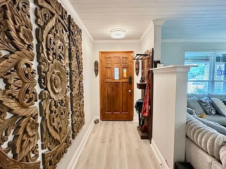 203 Hastings Ct — Photo 2