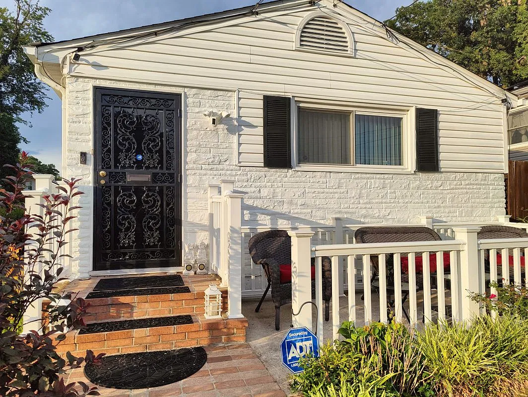 3 bed, 1.0 bath, 980 sqft, $2,300 — Photo 1
