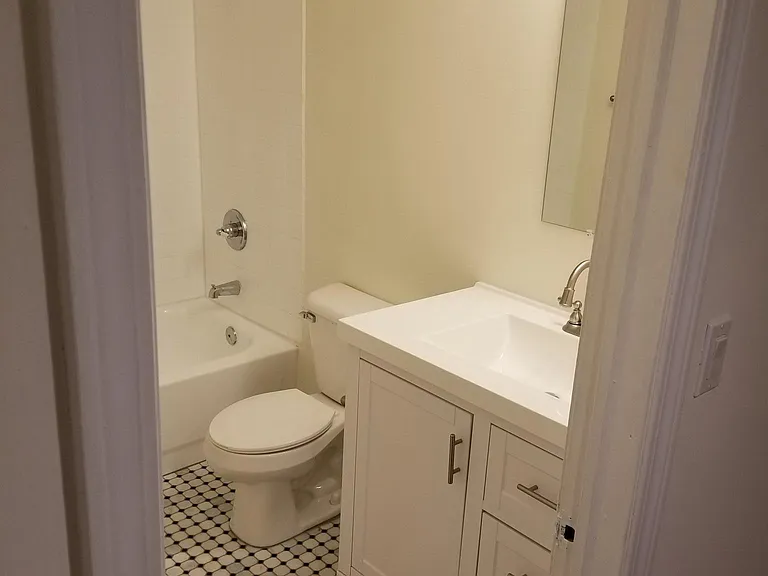 2302 W Monroe St #B — Photo 12