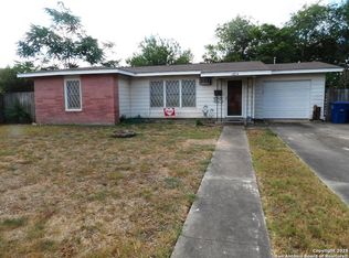 1204 E Widhelm St, Beeville, TX 78102