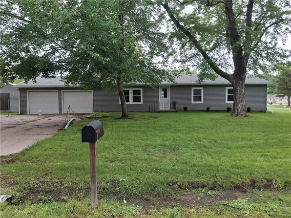 715 E Blackhawk St, Ottawa, KS 66067