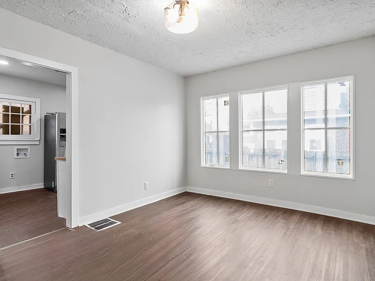 3310 E 9th St — Photo 5