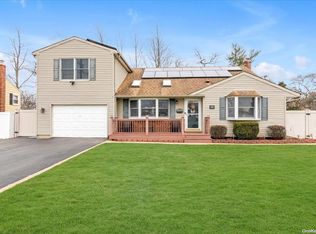 125 Elkton Ln, North Babylon, NY 11703