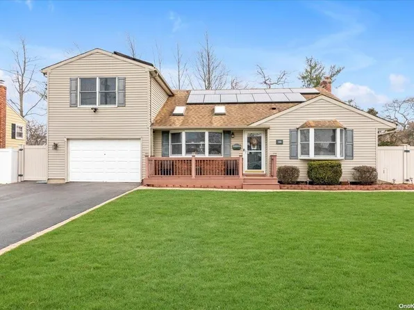 125 Elkton Lane, North Babylon, NY 11703