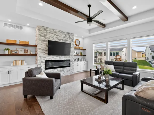 5021 148th Cir, Urbandale, IA 50323