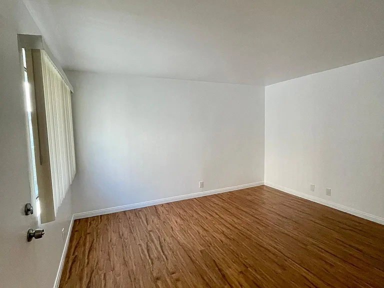 1537 Locust Ave #5 — Photo 2