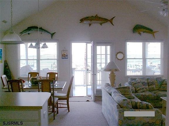 3rd image of 205 Bay