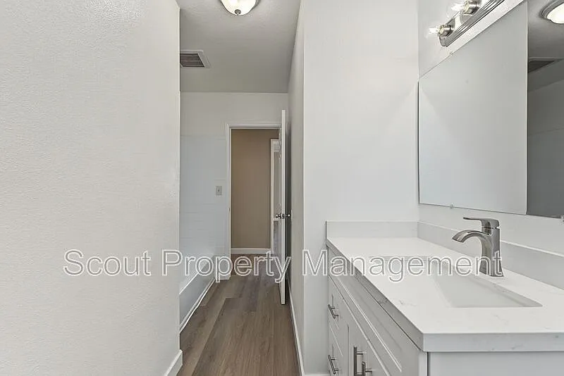 2 bed, 1.0 bath, 960 sqft, $2,000 — Photo 4