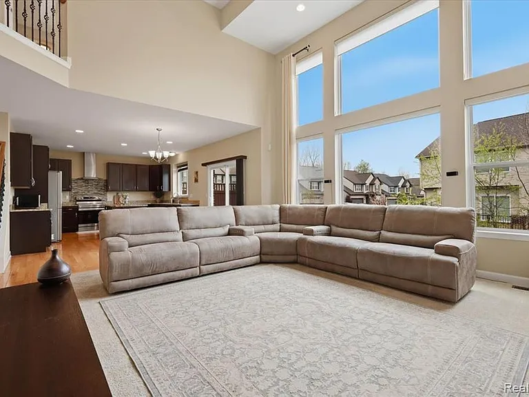 1114 Wales Dr — Photo 5