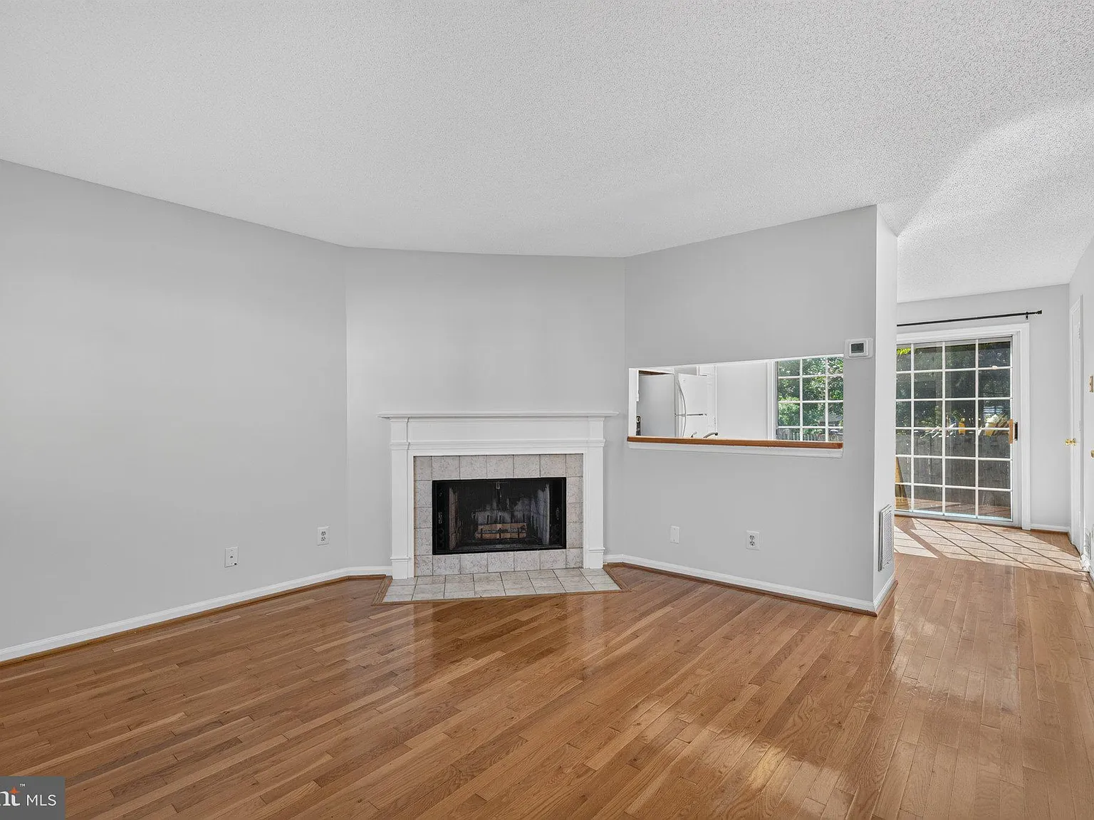 2 bed, 1.5 bath, 936 sqft, $2,500 — Photo 2