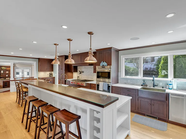 345 Colonial Rd — Photo 11