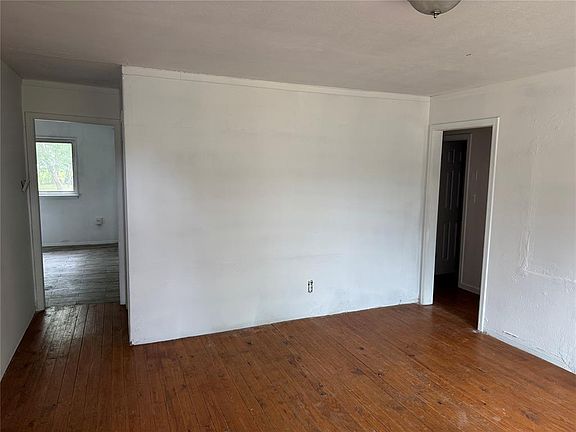 3rd image of 1037 Hoyt Ave