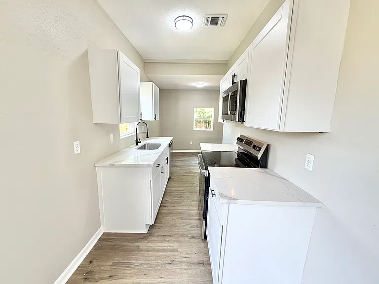 310 N Gevers St — Photo 5
