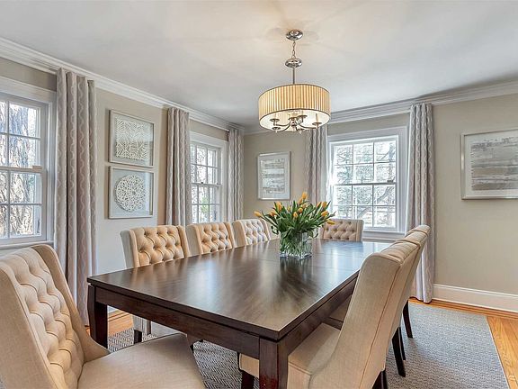 3rd image of 75 Manhasset Woods Rd