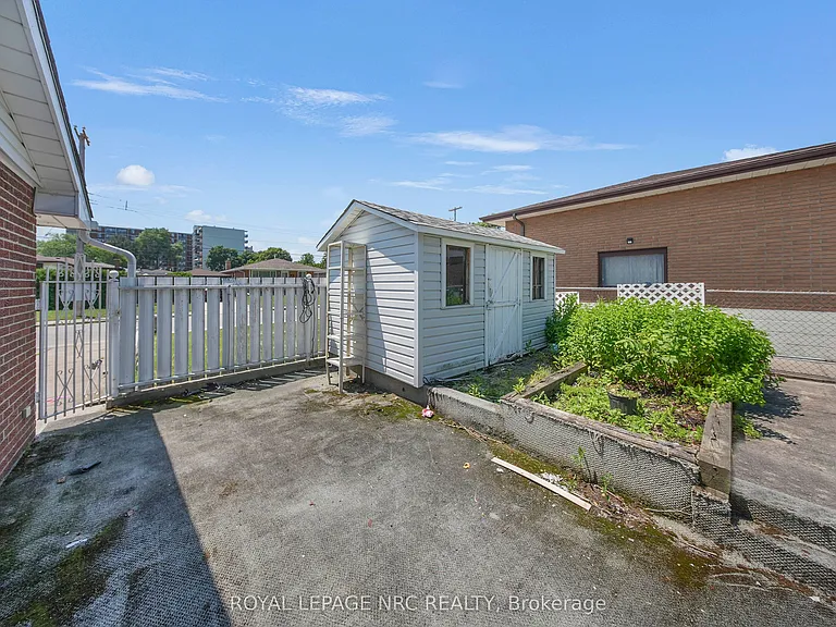 35 Eugene St — Photo 43
