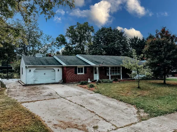 910 S 4th St, Watseka, IL 60970