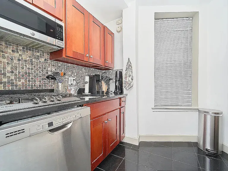 152 E 22nd St #1A — Photo 2