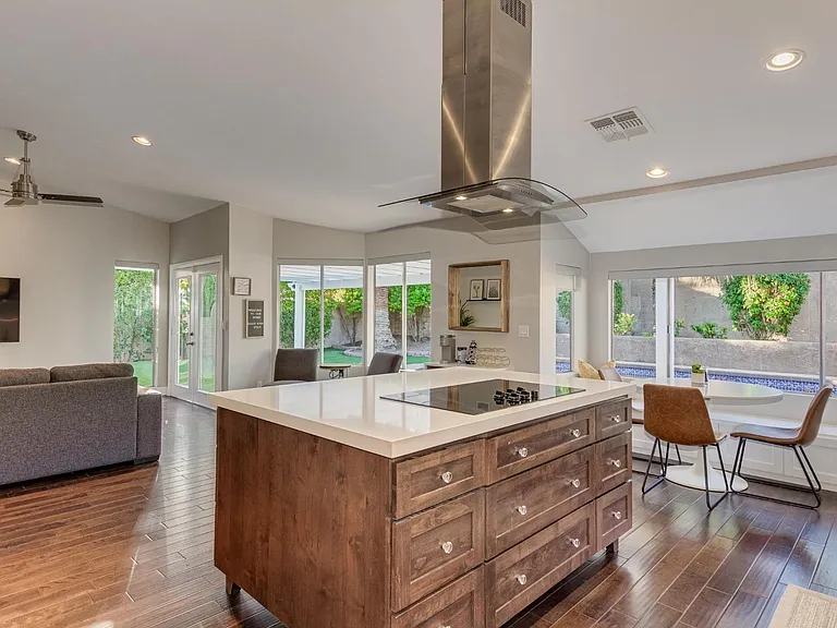 6218 E Waltann Ln — Photo 5