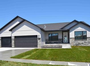 910 N 107th St, Lincoln, NE 68527