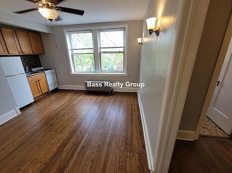2nd image of 1369 W Greenleaf Ave APT 309